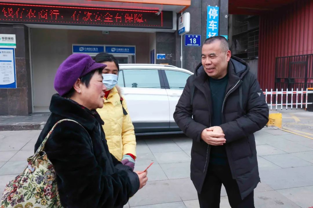 涂書記慰問困難退休員工.jpg 涂書記慰問困難退休員工.jpg