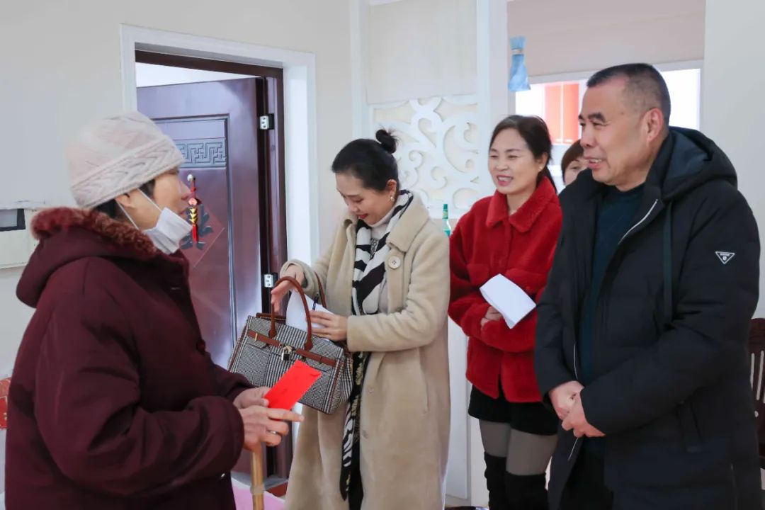 牽記患病退休職工.jpg 牽記患病退休職工.jpg